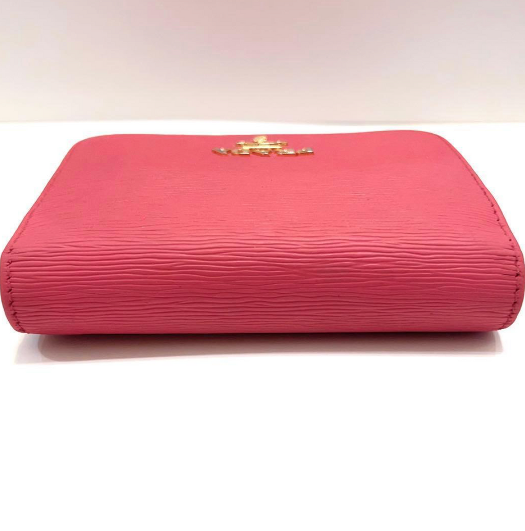 Prada Portefeuille Compact Rose – Cuir – Logo Métal – Bon État