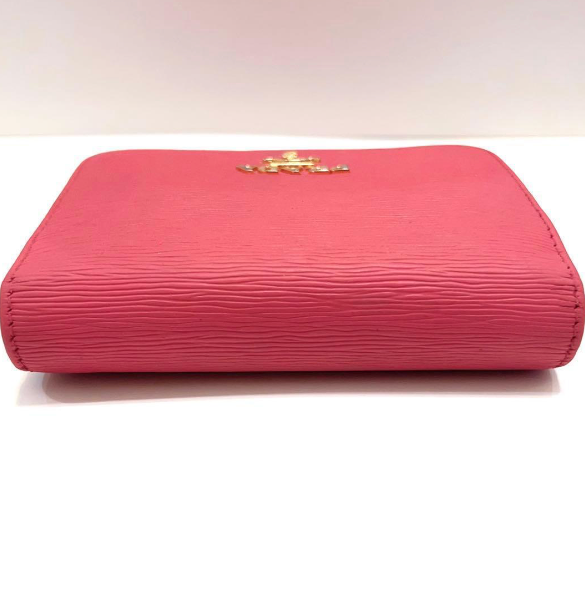 Prada Portefeuille Compact Rose – Cuir – Logo Métal – Bon État