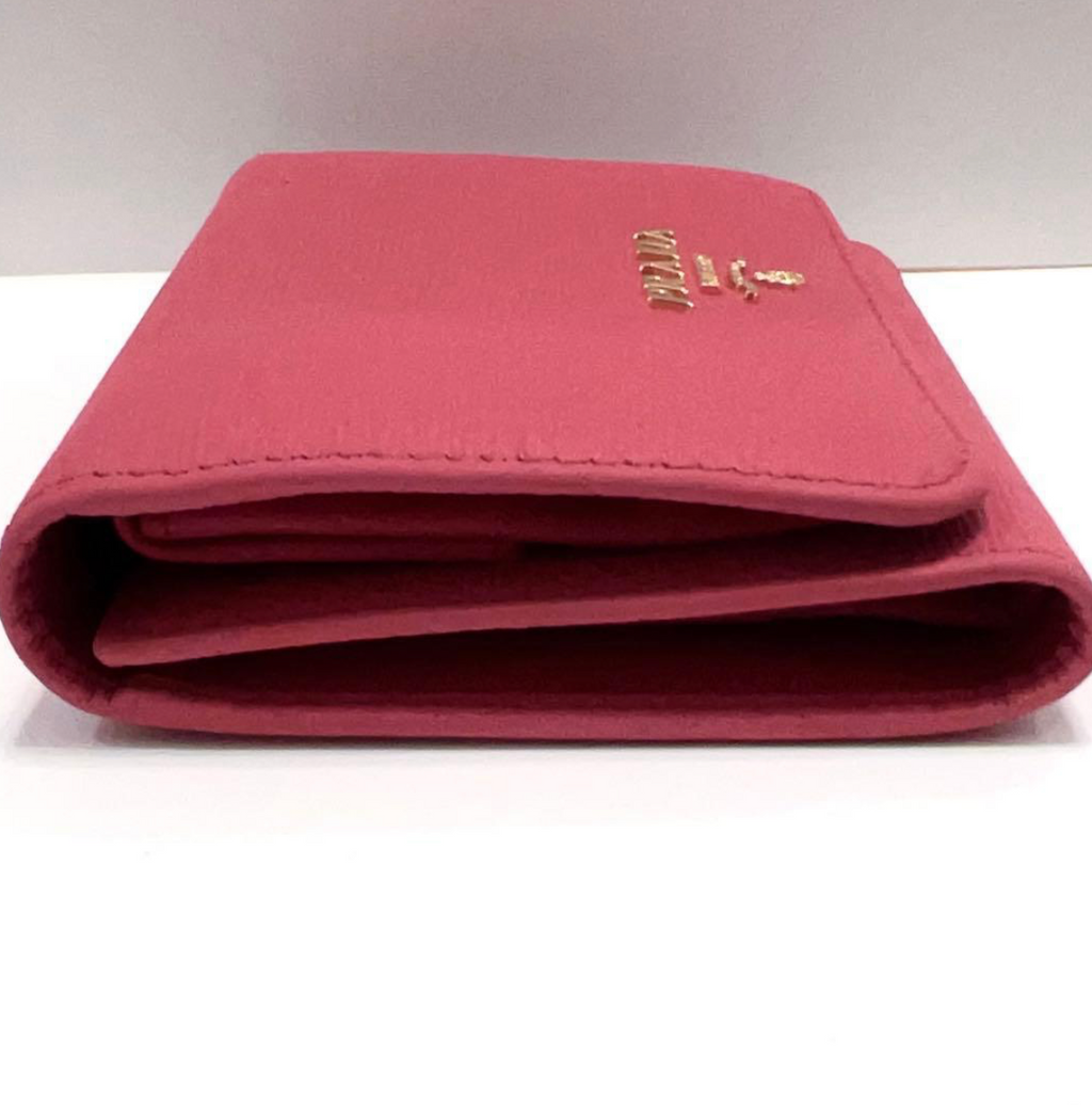 Prada Portefeuille Compact Rose – Cuir – Logo Métal – Bon État