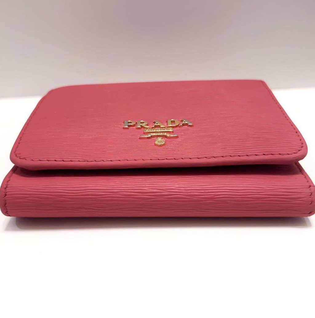 Prada Portefeuille Compact Rose – Cuir – Logo Métal – Bon État