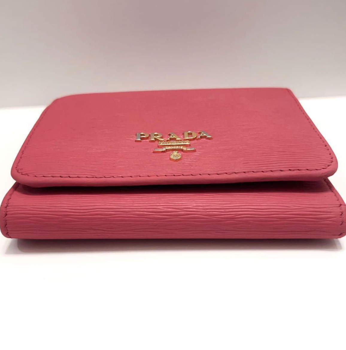 Prada Portefeuille Compact Rose – Cuir – Logo Métal – Bon État