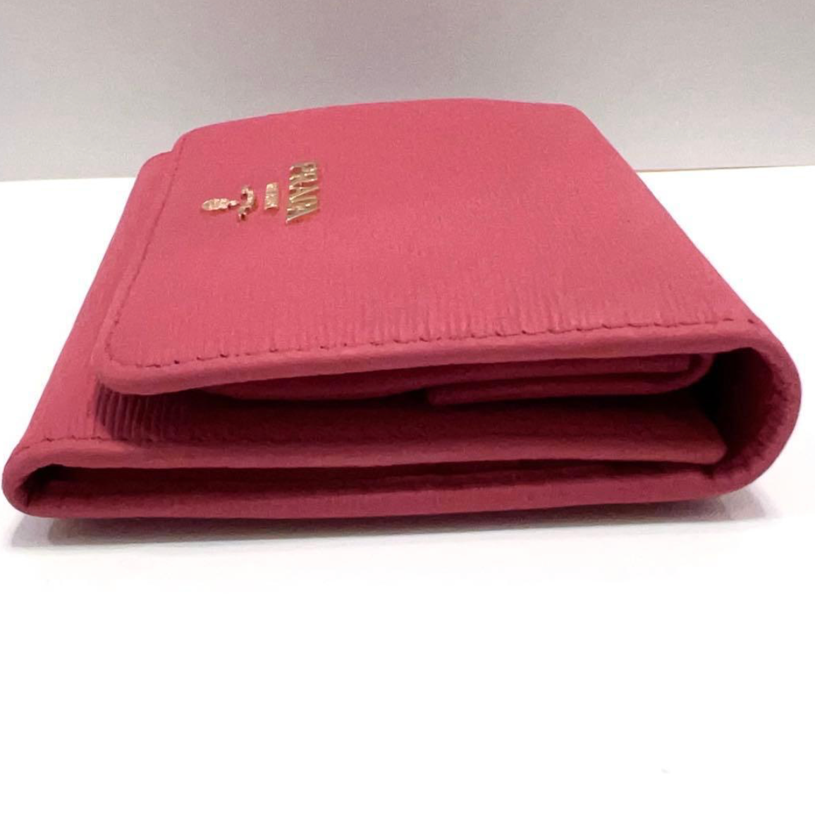Prada Portefeuille Compact Rose – Cuir – Logo Métal – Bon État