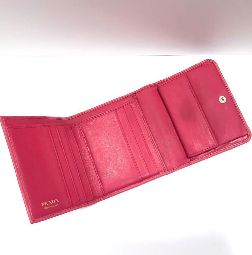 Prada Portefeuille Compact Rose – Cuir – Logo Métal – Bon État