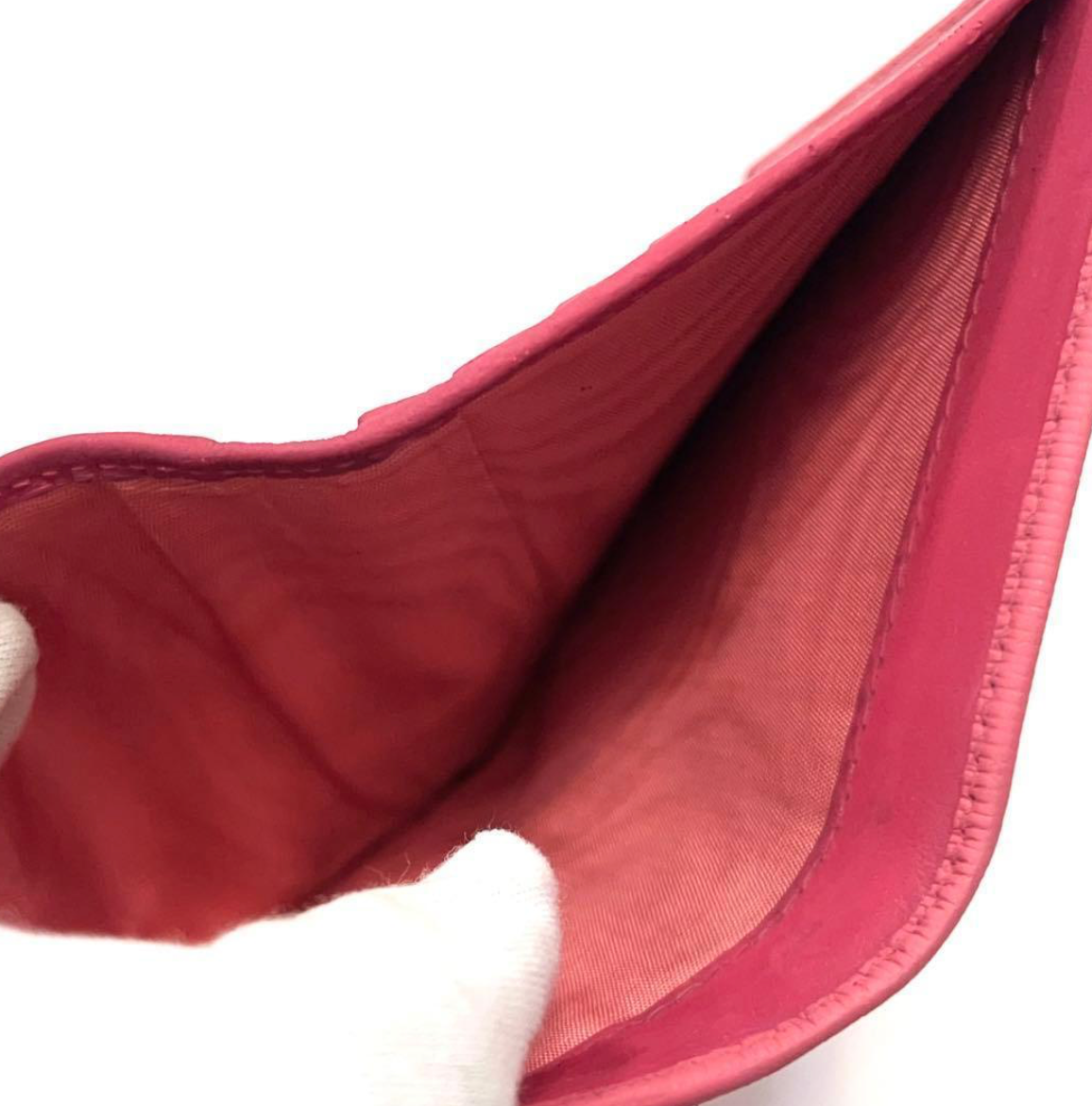Prada Portefeuille Compact Rose – Cuir – Logo Métal – Bon État