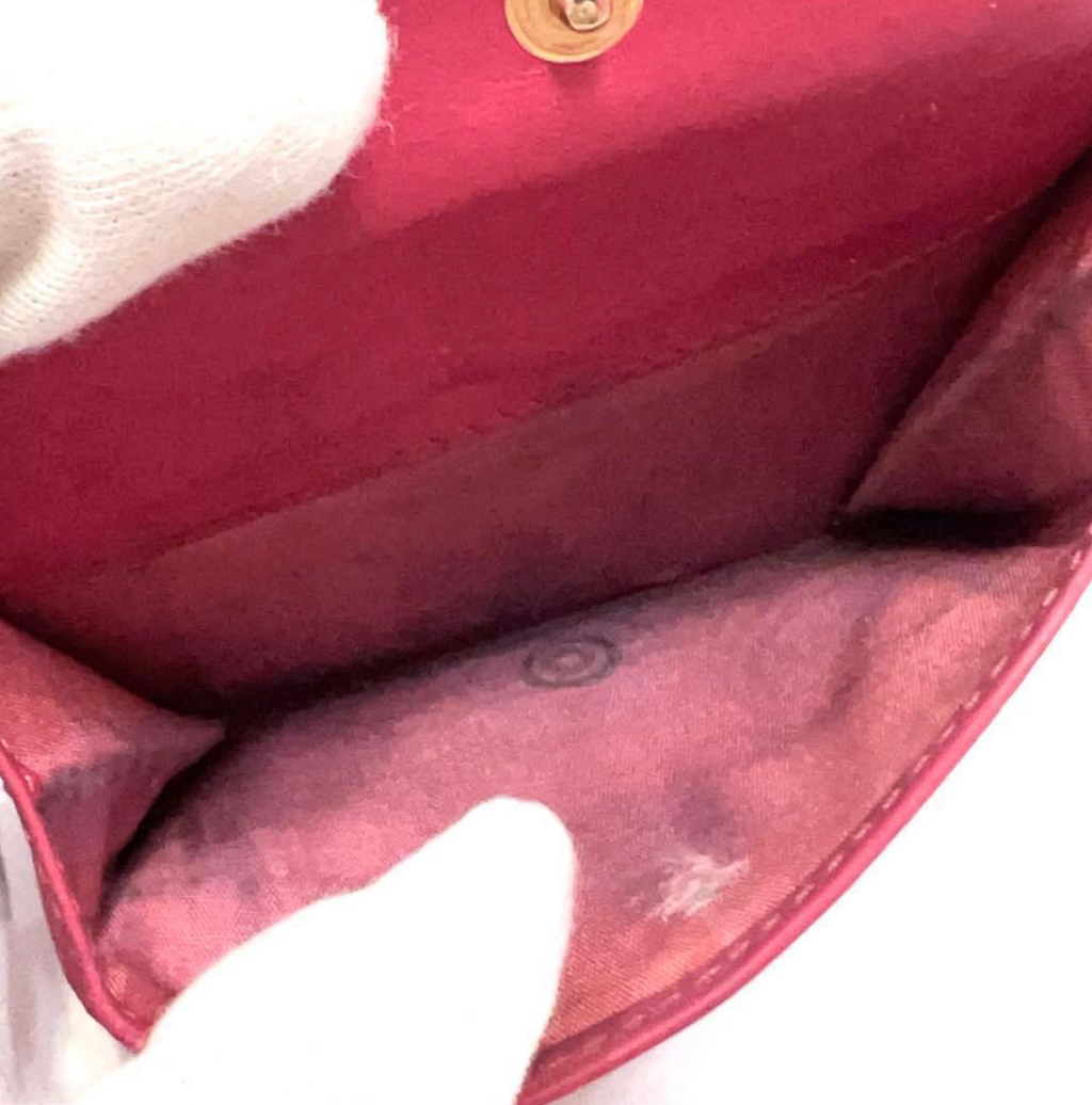 Prada Portefeuille Compact Rose – Cuir – Logo Métal – Bon État