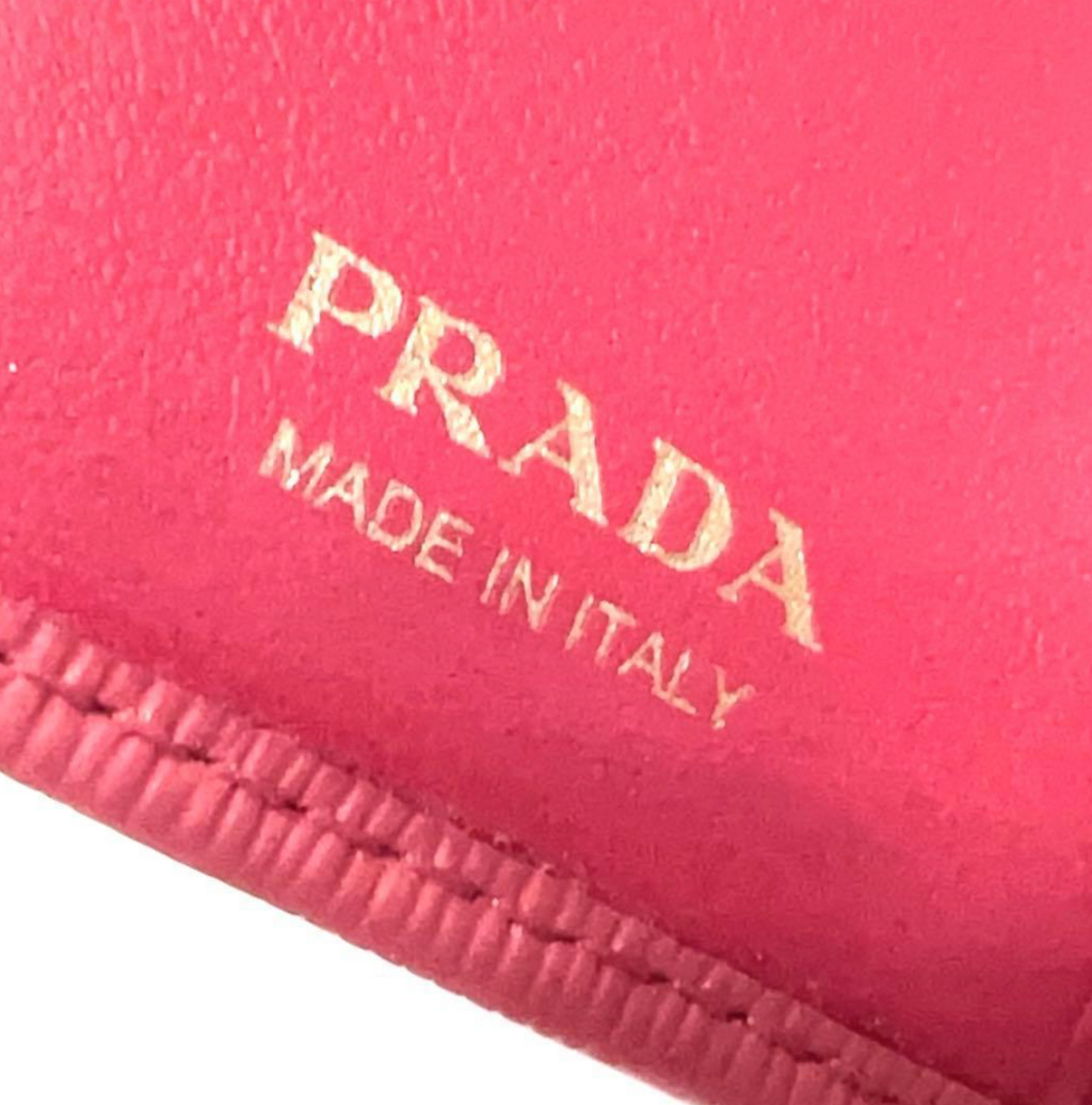 Prada Portefeuille Compact Rose – Cuir – Logo Métal – Bon État