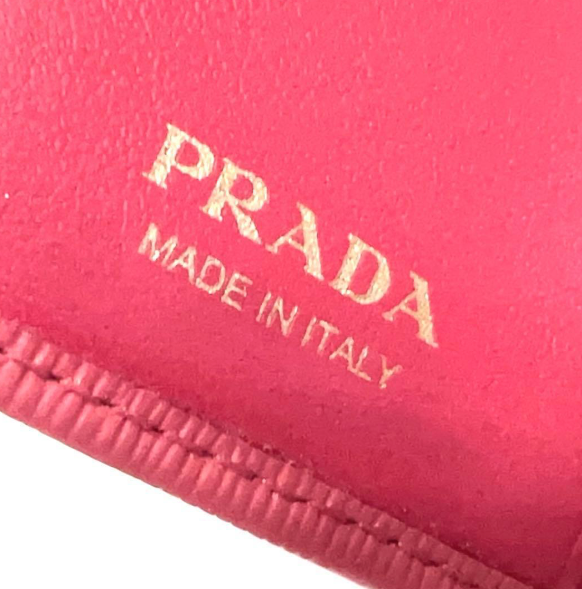 Prada Portefeuille Compact Rose – Cuir – Logo Métal – Bon État