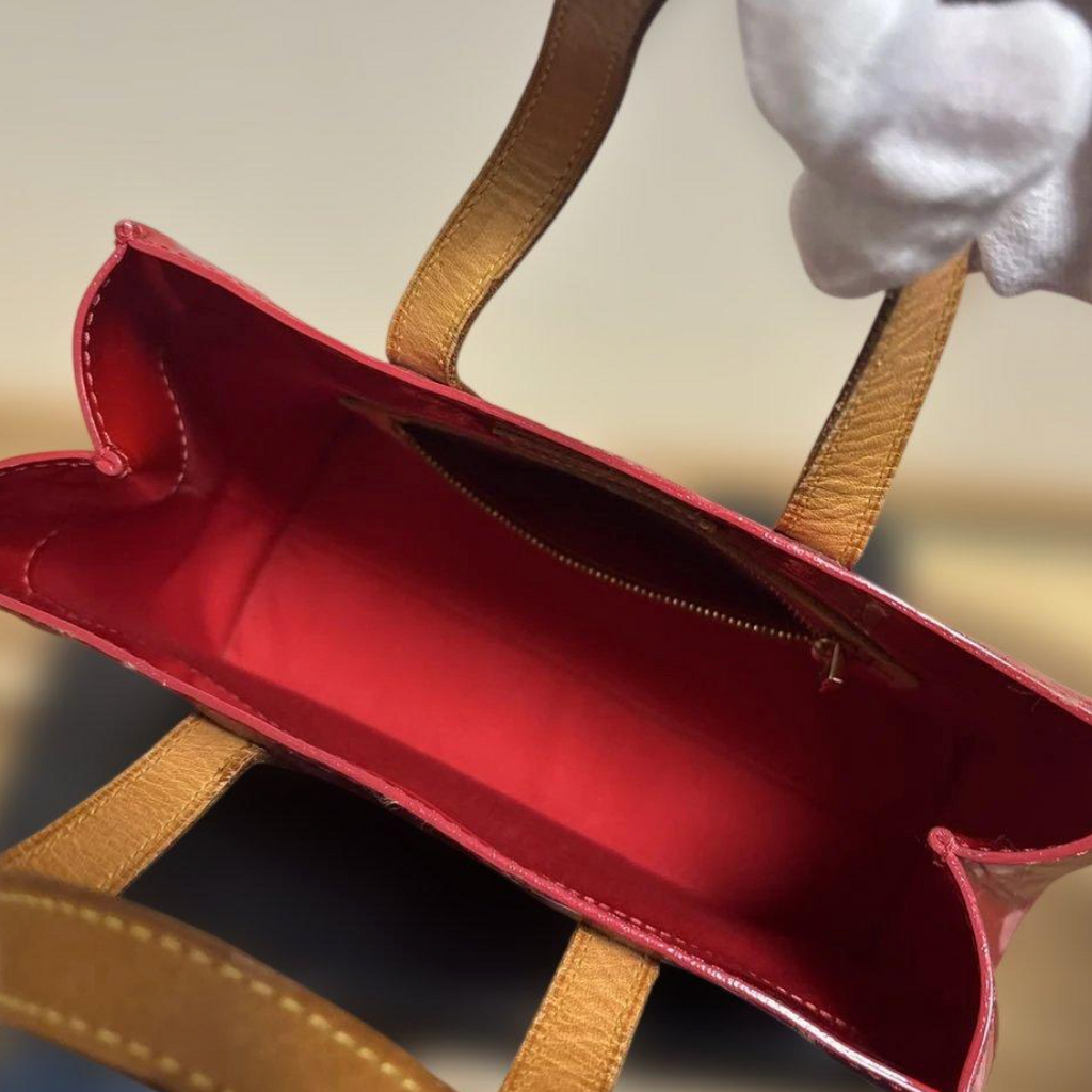 Louis Vuitton Vernis Reed PM – Sac à main – Cuir verni – Compact élégant