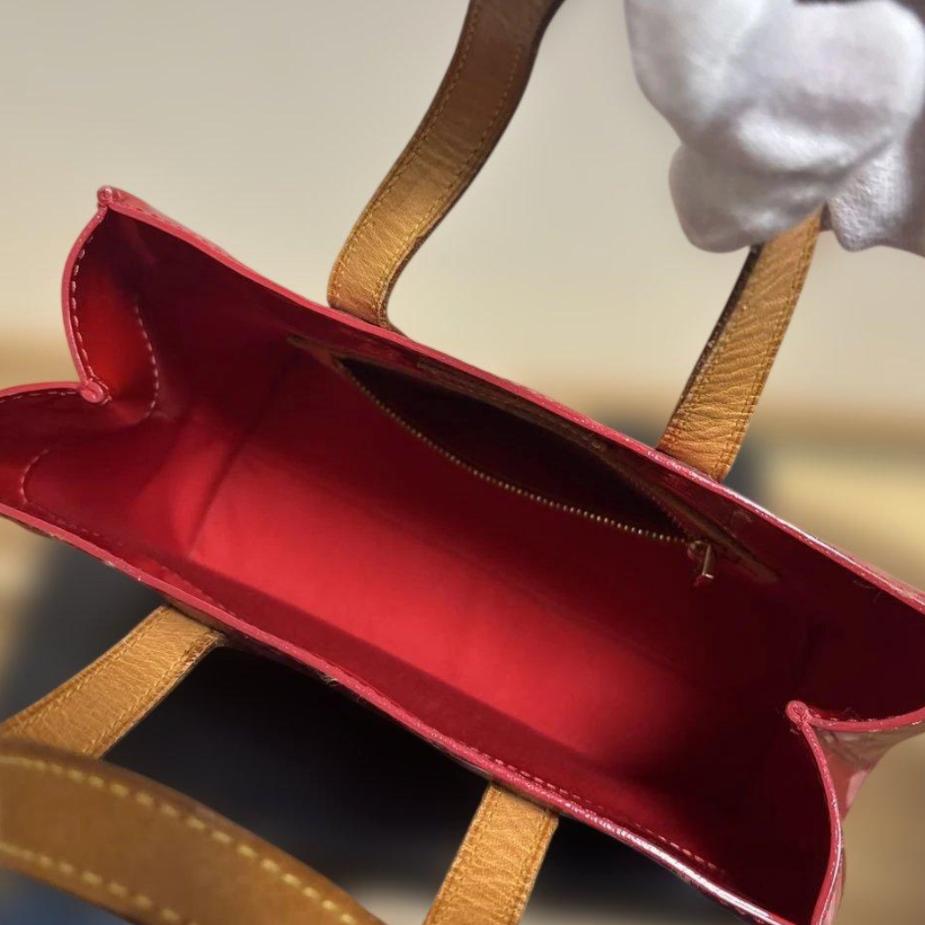 Louis Vuitton Vernis Reed PM – Sac à main – Cuir verni – Compact élégant