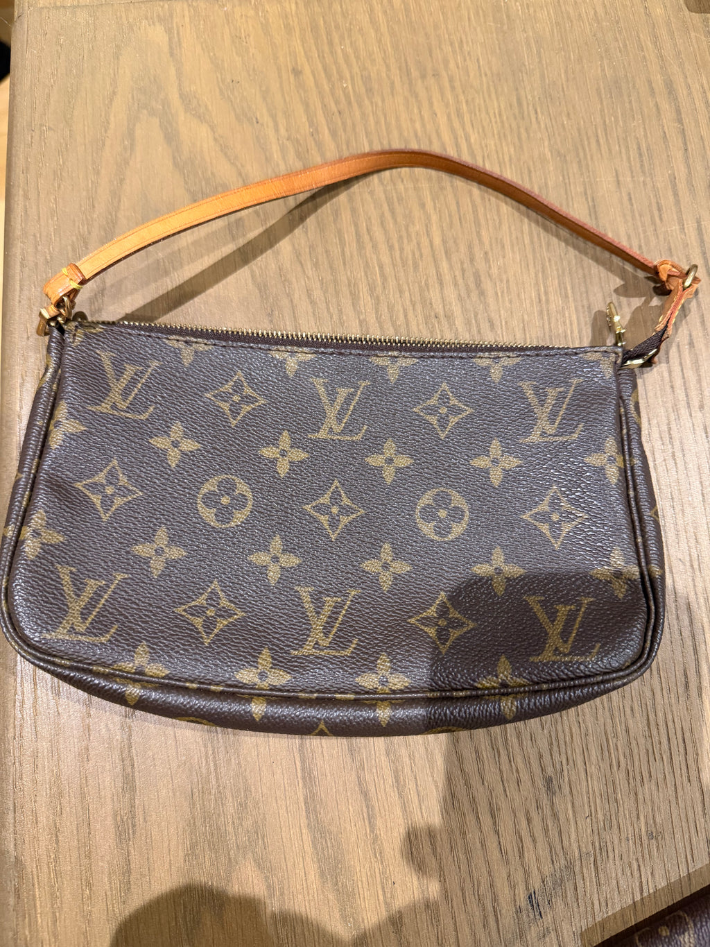 Louis Vuitton Pochette Accessoires Monogram – Pochette iconique
