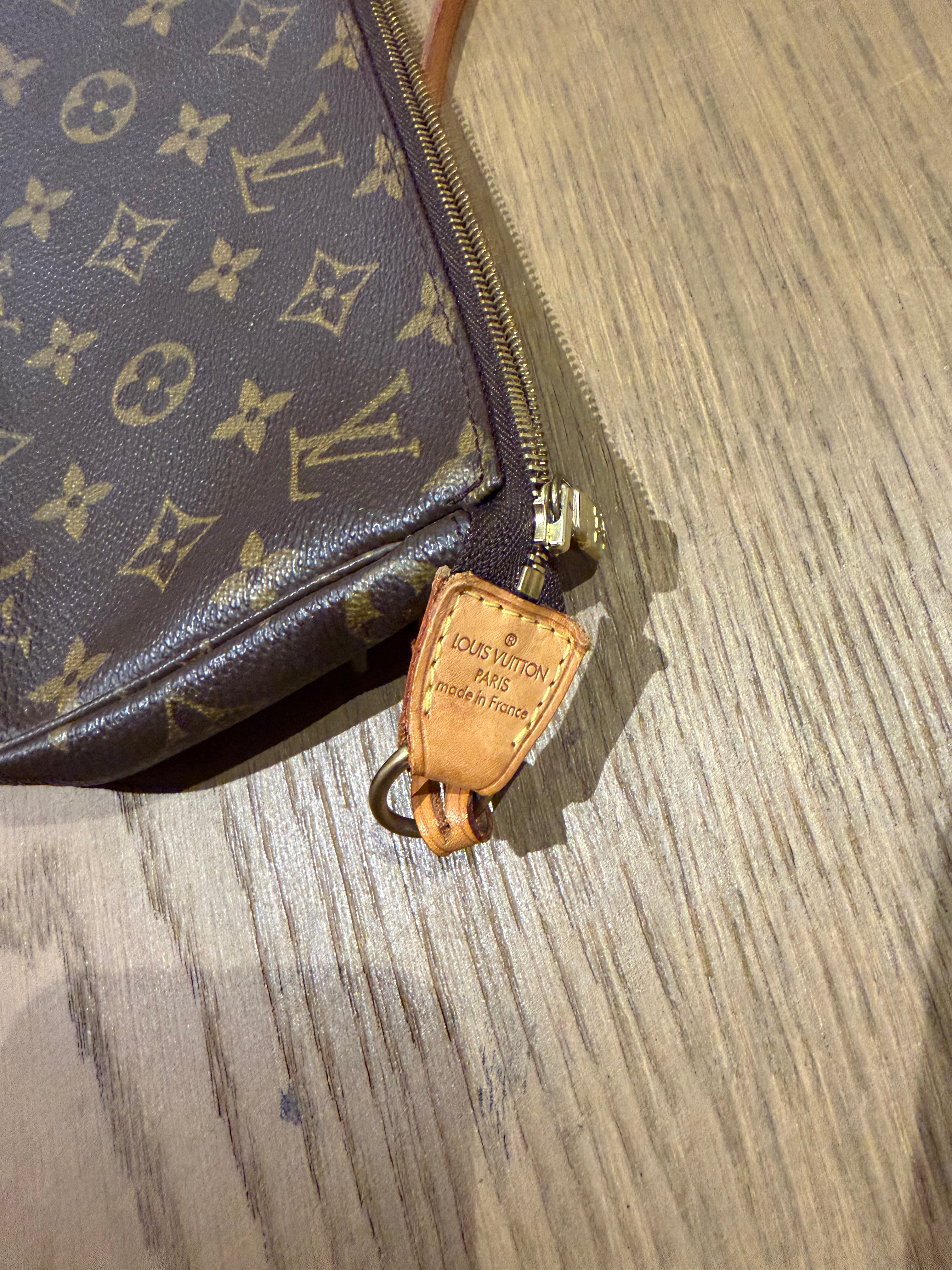 Louis Vuitton Pochette Accessoires Monogram – Pochette iconique