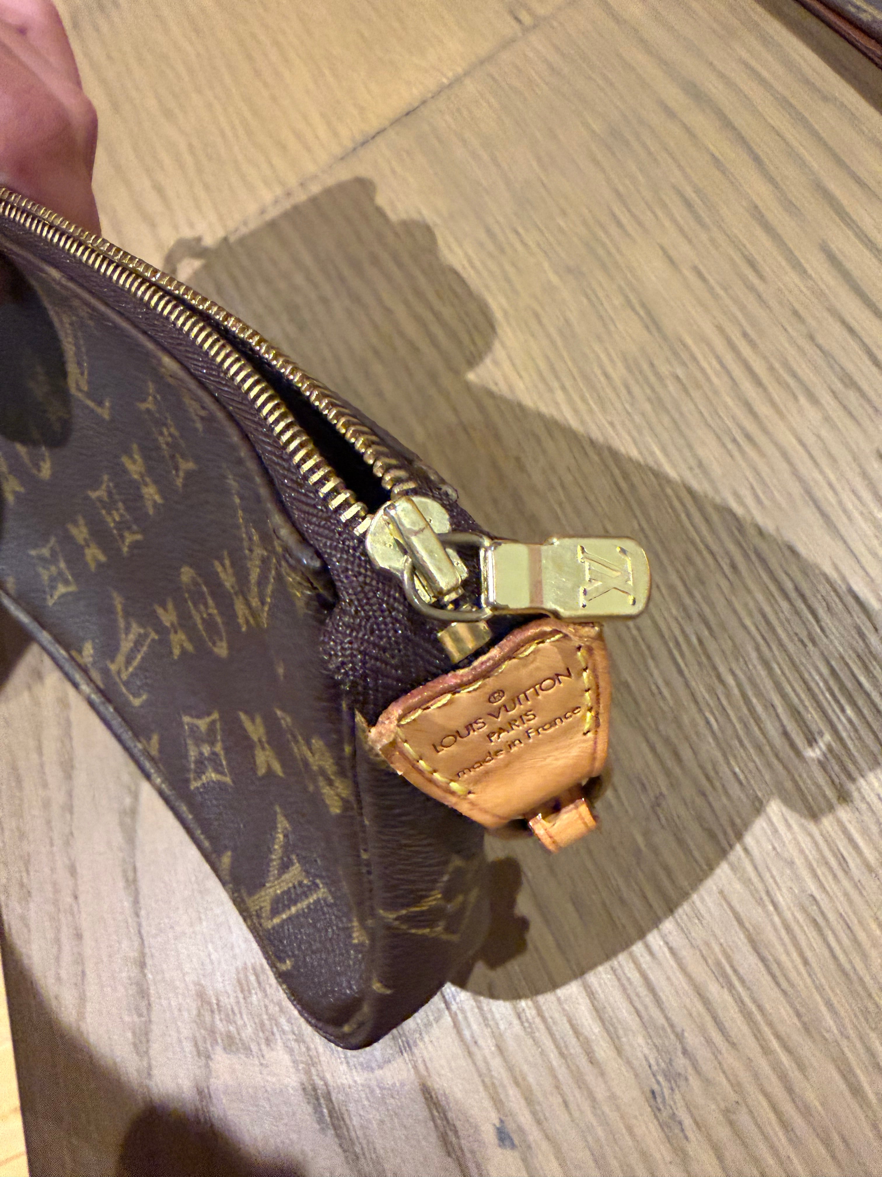 Louis Vuitton Pochette Accessoires Monogram – Pochette iconique