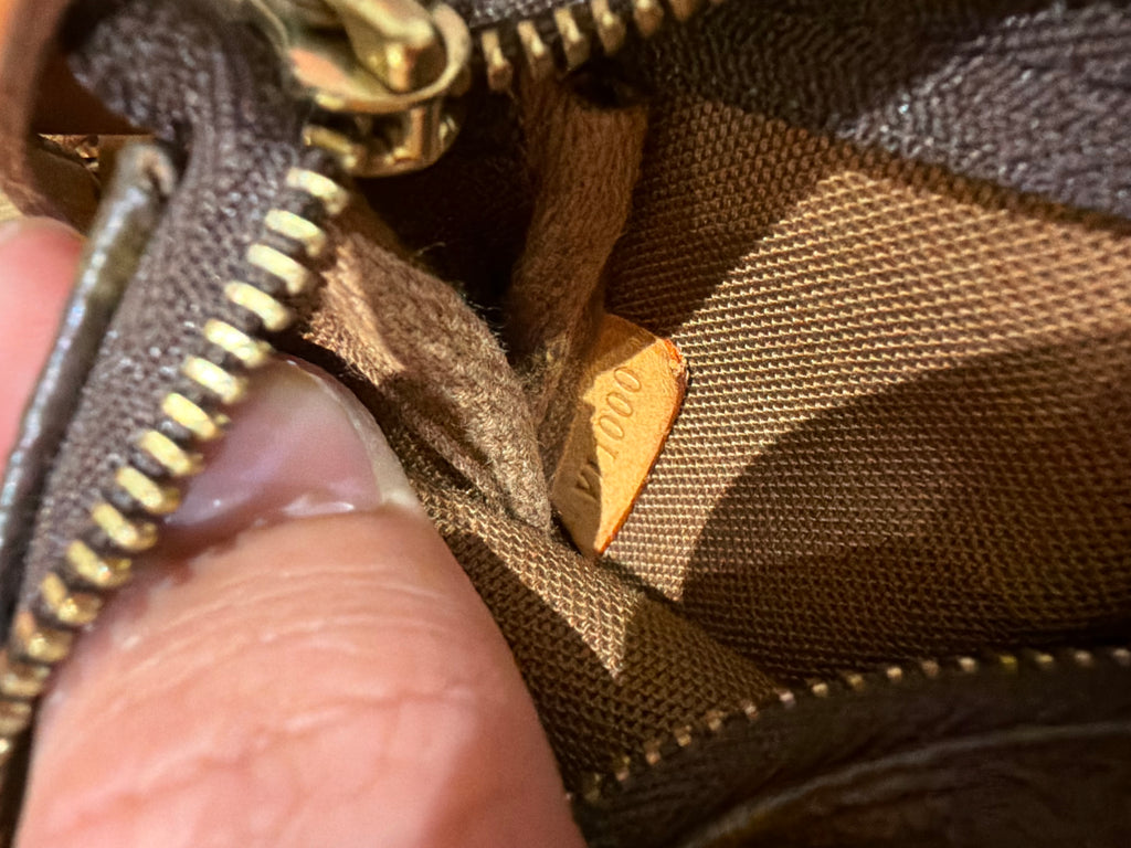 Louis Vuitton Pochette Accessoires Monogram – Pochette iconique