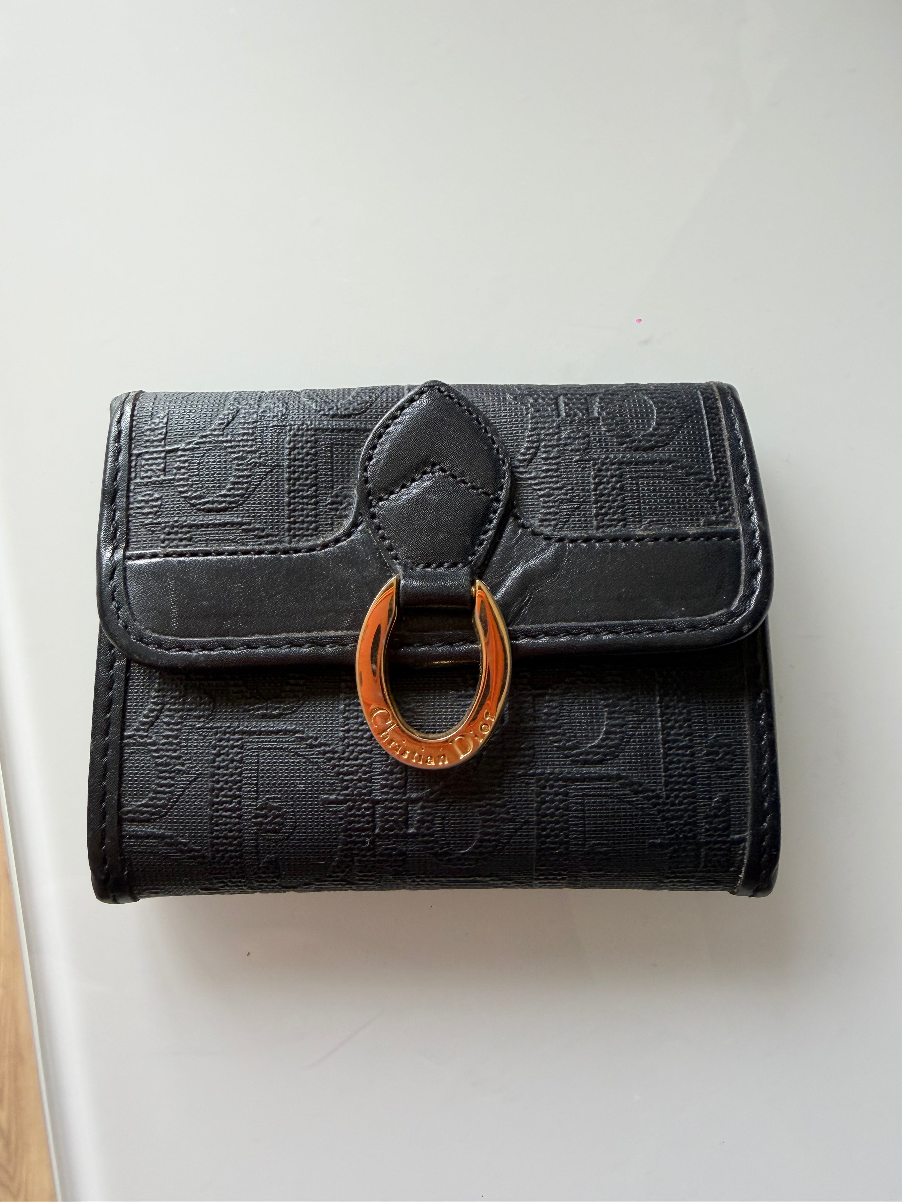 Porte-Monnaie Dior Noir Cuir – Détails Dorés Élégants ✨