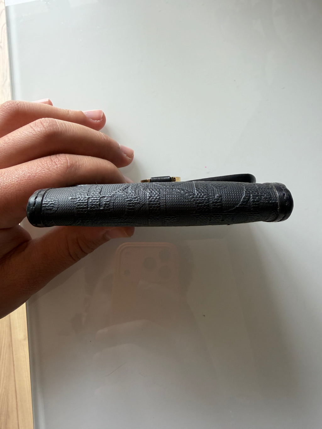 Porte-Monnaie Dior Noir Cuir – Détails Dorés Élégants ✨