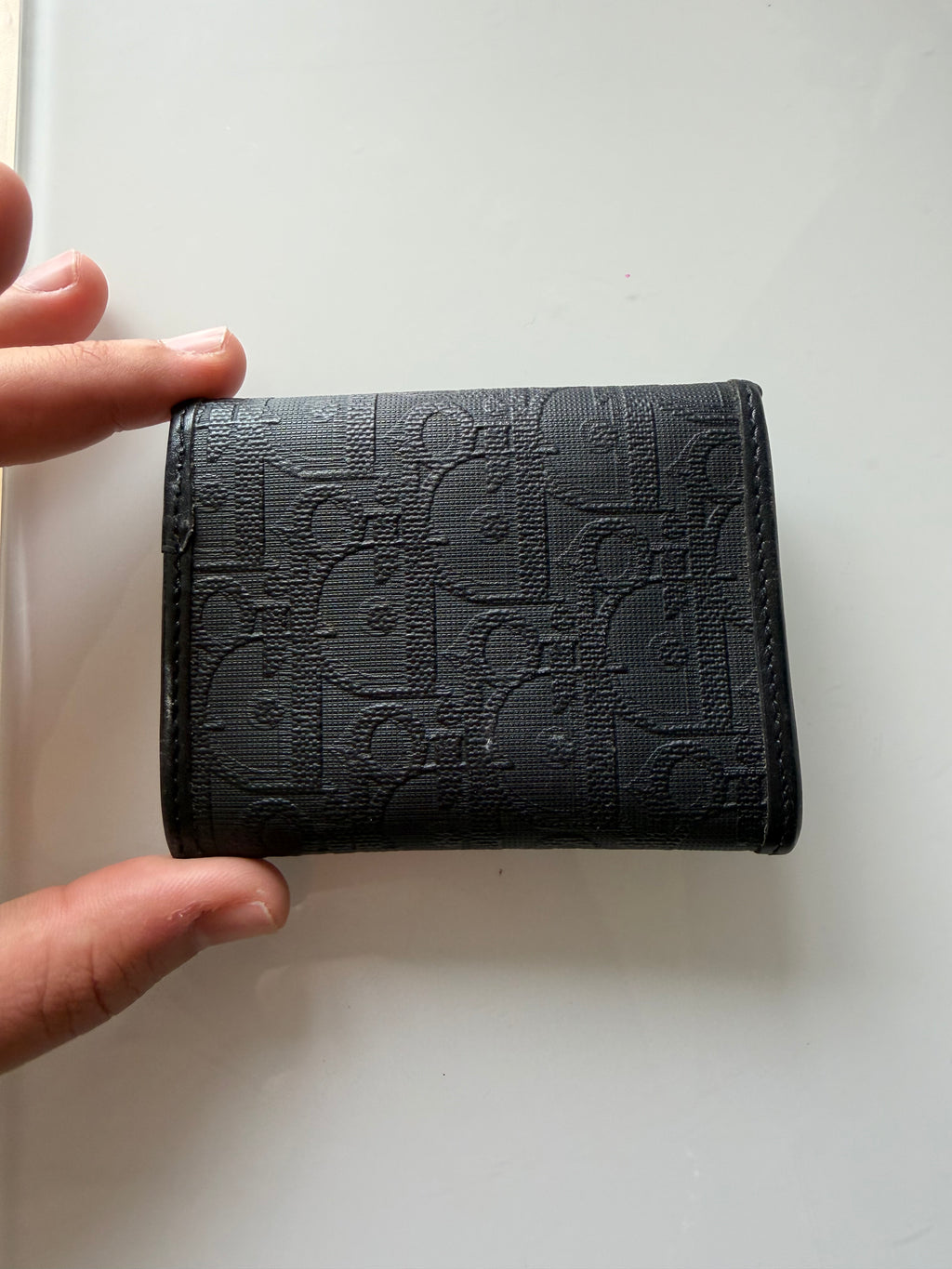 Porte-Monnaie Dior Noir Cuir – Détails Dorés Élégants ✨