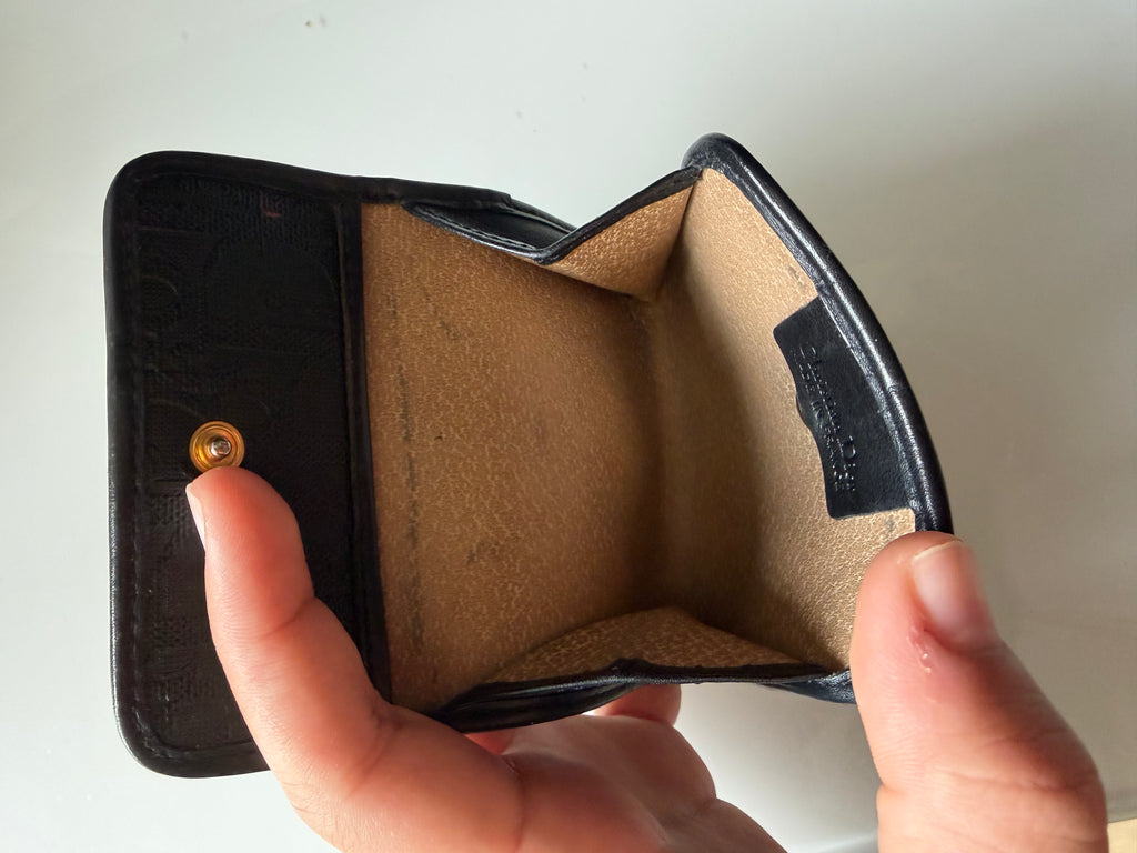 Porte-Monnaie Dior Noir Cuir – Détails Dorés Élégants ✨