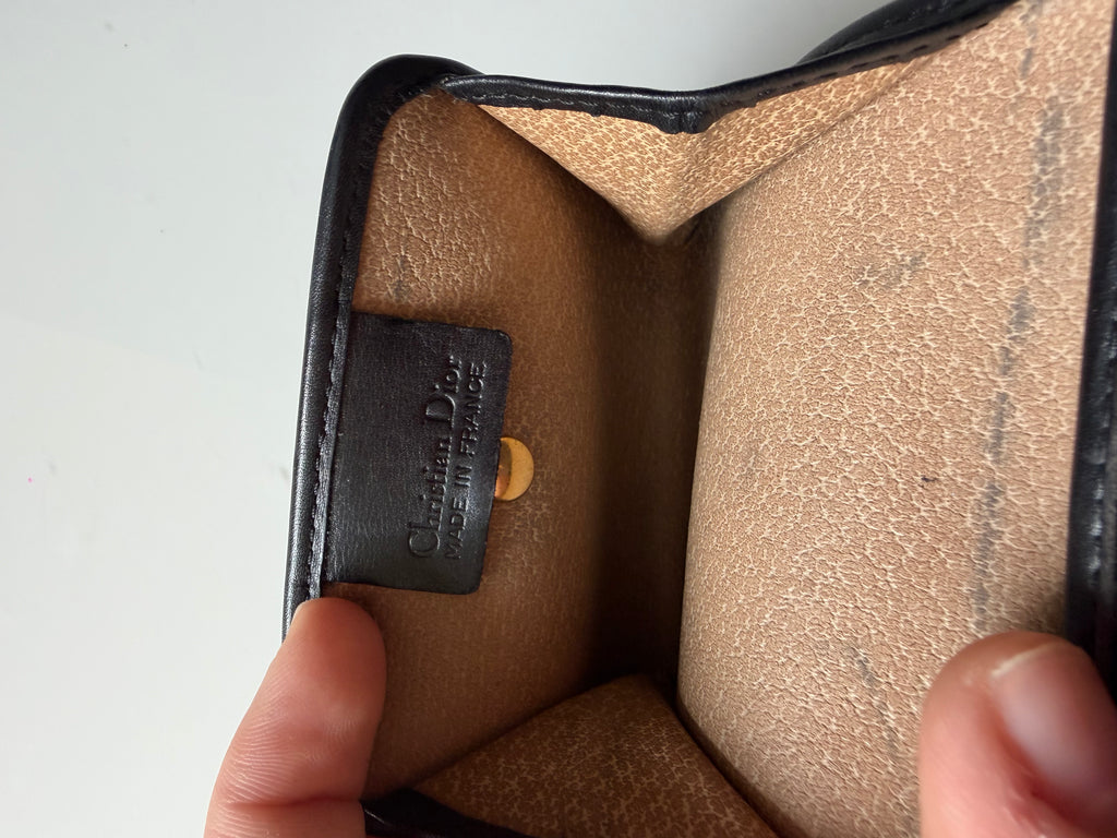 Porte-Monnaie Dior Noir Cuir – Détails Dorés Élégants ✨