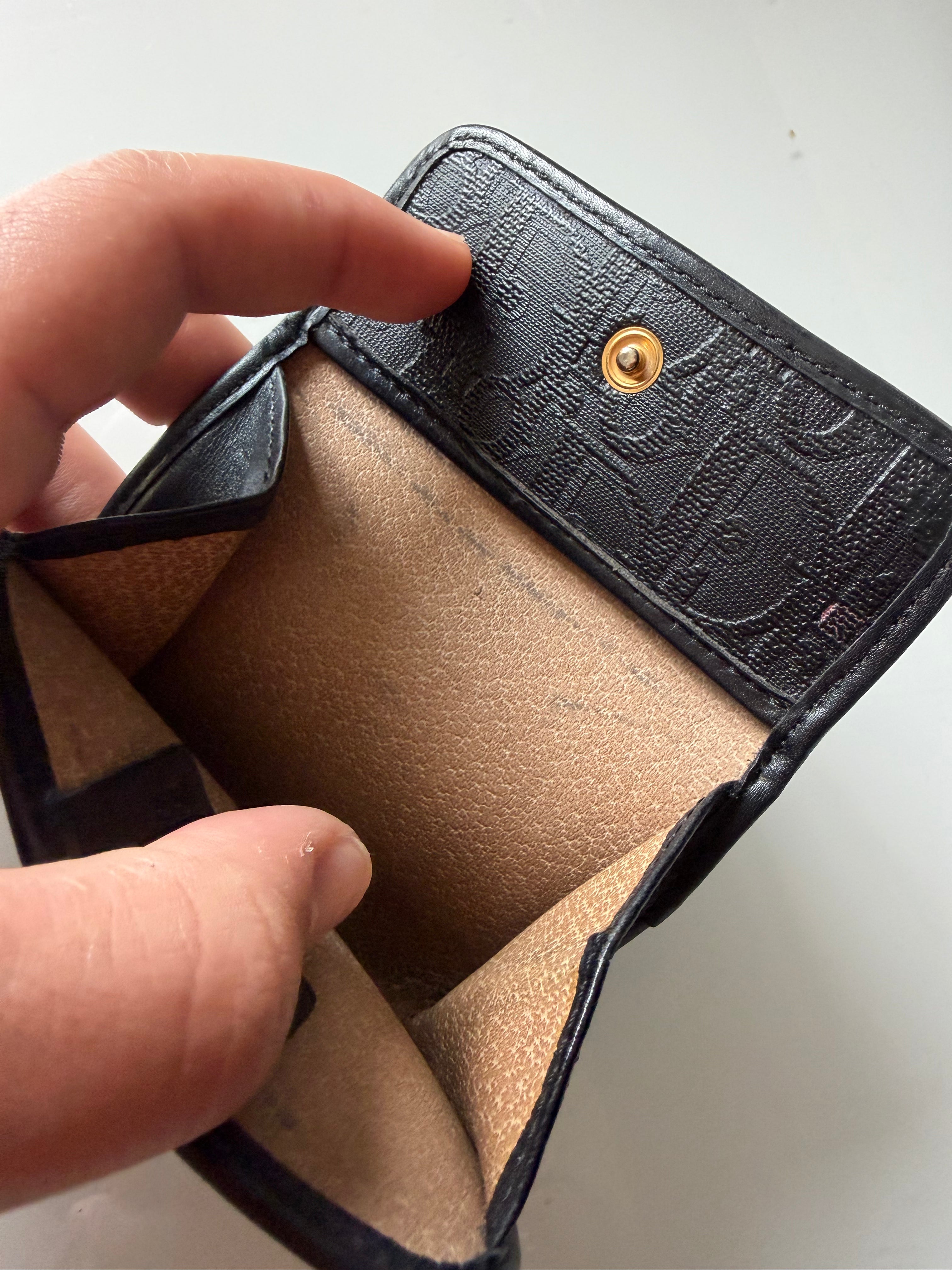 Porte-Monnaie Dior Noir Cuir – Détails Dorés Élégants ✨
