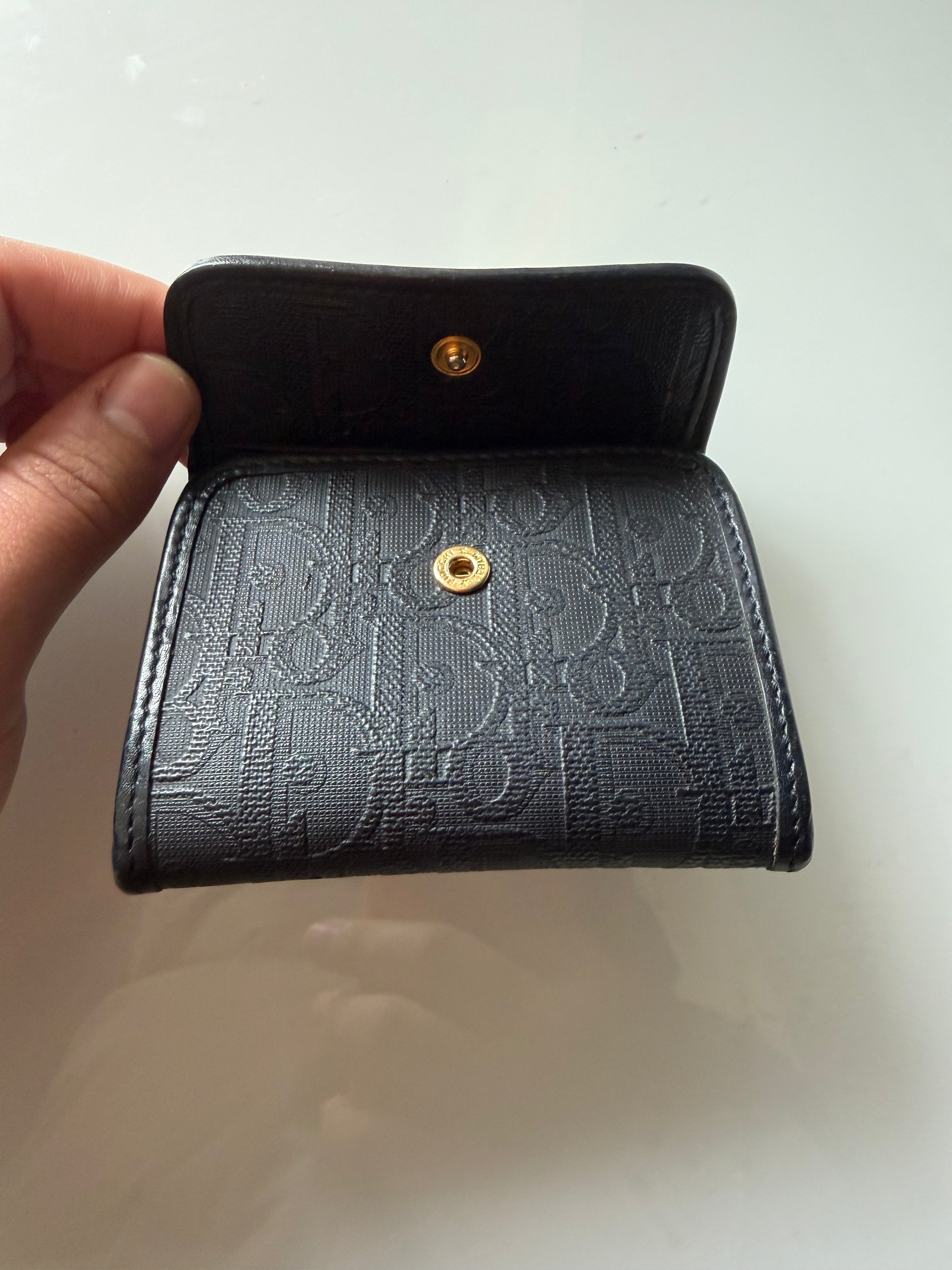 Porte-Monnaie Dior Noir Cuir – Détails Dorés Élégants ✨
